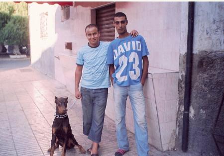 c'est mon frére avec son ami younes.......